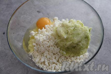 Кабачок вымыть. Если у кабачка не очень тонкая кожура и крупные семечки, тогда их нужно удалить. У меня был молодой кабачок, я с него шкурку не снимала и семечки не удаляла. Натереть 150 грамм подготовленного кабачка на мелкой тёрке, а затем отжать лишний сок из кабачка (сок для приготовления сырников нам не понадобится). В объёмную миску выложить творог, добавить отжатую от сока кабачковую массу и сырое яйцо.