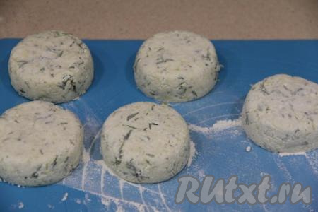 Из творожно-кабачковой массы руками, слегка смоченными водой, сформировать сырники, обвалять их немного в муке. Я сформировала 8 сырников.