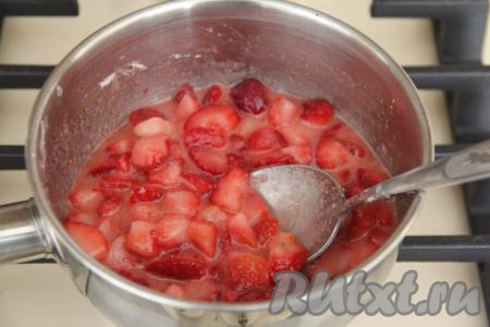 Перемешать ягодную массу и поставить на средний огонь.