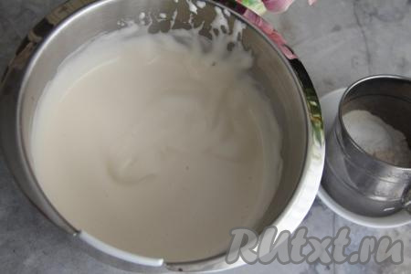 Миксером взбить яйца с сахаром и солью в течение 7 минут (до получения светлой и пышной массы).