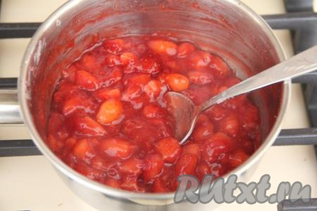 При помешивании довести клубничную массу до кипения. Как только масса закипит, она сразу загустеет. Снять с огня и полностью остудить клубничную начинку для бисквита.