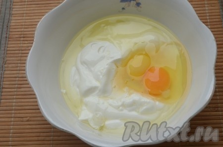 250 грамм сметаны и 2 яйца соединить в глубокой тарелке и тщательно перемешать.