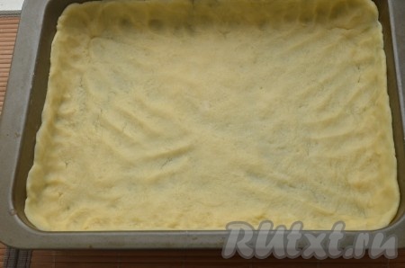 Распределить тесто руками по форме, формируя бортики. Форму смазывать не надо, готовый пирог к форме не пристаёт.