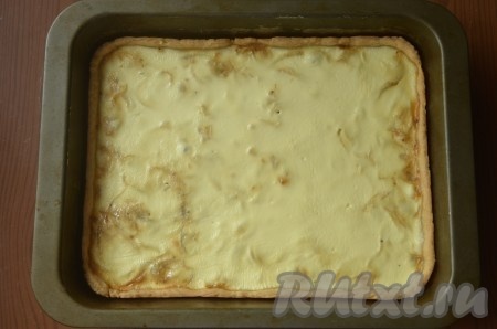 Отправить форму в разогретую духовку и выпекать луковый пирог при температуре 180 градусов в течение 40 минут (до румяной корочки).