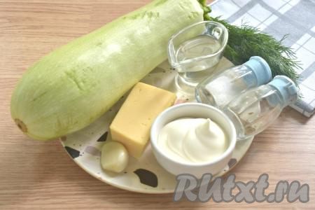 Подготовим продукты для приготовления кабачковых рулетиков с сыром и чесноком. Кабачок нужно брать молодой, то есть с тонкой кожурой и мелкими косточками. Укроп моем, немного обсушиваем. Очищаем чеснок.