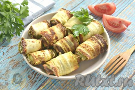 Это простое блюдо станет отличной закуской, которую можно подать к столу и в праздники, и в будни. Аппетитные, сочные кабачковые рулетики с начинкой из сыра и чеснока хороши на вкус и тёплыми, и полностью остывшими. 