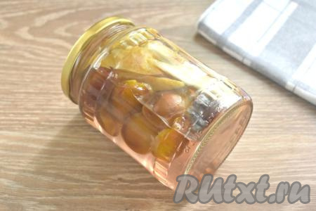 Вливаем горячий сироп в банку с грушами и сливами, сразу закручиваем (или закатываем) банку крышкой. Банку с компотом ставим вверх дном, укрываем её пледом (или  тёплым полотенцем, или одеялом) и оставляем до полного остывания (обычно на это уходят сутки), а затем можно убирать на хранение. Такой компот можно хранить в условиях квартиры. 