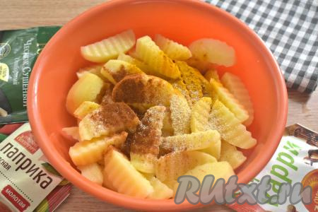 Дольки картофеля посыпаем паприкой. Я ещё дополнительно добавила карри и сушёный чеснок. Солим по вкусу.