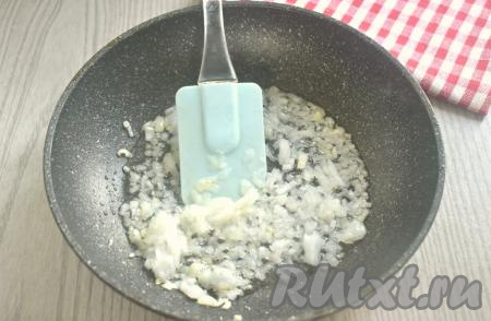 Пока варятся картошка с рисом, на сковороде разогреваем растительное масло, выкладываем мелко нарезанный лук и обжариваем его до мягкости (минуты 2-3), иногда помешивая.