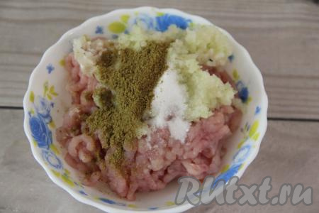 Выложить фарш и перекрученный лук в миску, посолить, приправить по вкусу специями. 