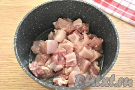Разогреваем в кастрюле с толстым дном растительное масло. Выкладываем нарезанную свинину и обжариваем её на достаточно сильном огне 7-10 минут, не забывая периодически перемешивать.