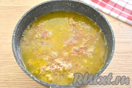 Заливаем 2 стаканами тёплой кипячёной воды, перемешиваем, доводим до кипения на достаточно сильном огне и сразу убавляем до минимума огонь.