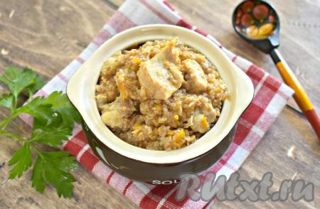 Очень вкусную, наваристую, аппетитную пшеничную кашу, приготовленную со свининой, раскладываем по тарелкам и подаём к столу.