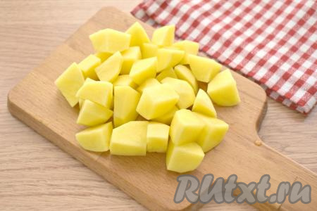 Очищаем картошку, морковку, лук. Нарезаем картофель на средние кубики, выкладываем в кипящий бульон, снова даём закипеть и варим 20 минут на небольшом огне.