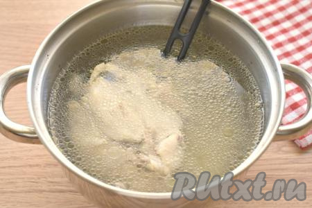 Для приготовления куриного бульона можно использовать любые части курицы. Я взяла крылышки, спинку и немного грудки. Ополаскиваем части курицы водой, перекладываем в кастрюлю, заливаем 1,7-2 литрами холодной воды. Ставим кастрюлю на огонь, а после закипания убираем пену, образовавшуюся на поверхности бульона, уменьшаем огонь и варим курицу минут 40. Варёное куриное мясо извлекаем из кастрюли и оставляем остывать. Бульон, по желанию, процеживаем. Кастрюлю с бульоном ставим на огонь. По вкусу солим бульон.
