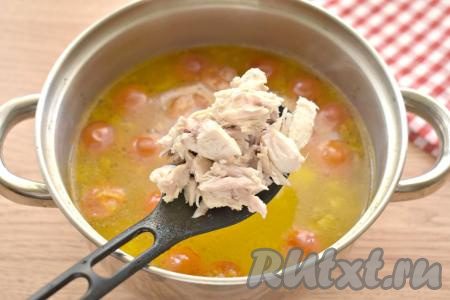 Остывшее куриное мясо отделяем от костей, нарезаем на кусочки и отправляем вслед за овощами в кастрюлю, перемешиваем, даём закипеть и варим на небольшом огне минут 6-7.