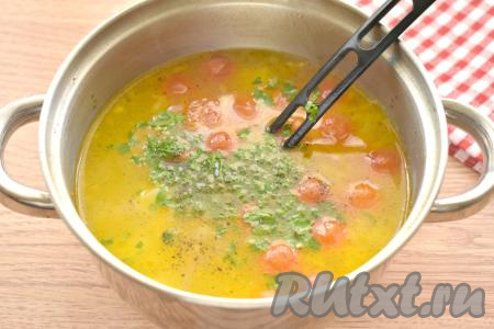 В конце приготовления куриный суп с помидорами и картошкой по вкусу перчим, добавляем измельчённую свежую зелень (у меня - петрушка), перемешиваем, даём закипеть и выключаем огонь.