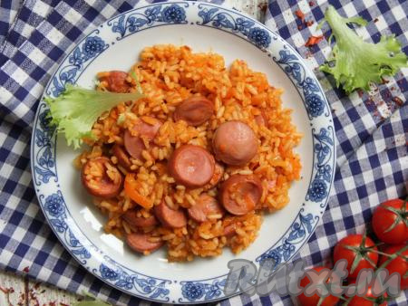Рис с сосисками на сковороде