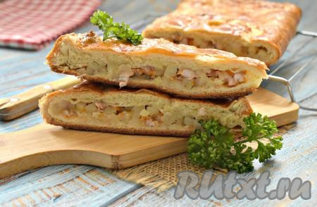 Аппетитный пирог достаём из духовки, немного остужаем, нарезаем на кусочки и подаём к столу. Эта сытная выпечка с приятно похрустывающим слоёным тестом и нежной начинкой из картошки и курицы, наверняка, придётся по вкусу всей семье!