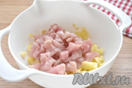 Куриное филе тоже нарезаем на маленькие кубики, перекладываем к картошке.