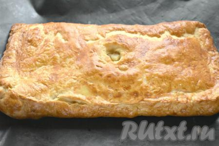 Отправляем пирог с курицей и картошкой в духовку, прогретую до 180 градусов, на 35-40 минут. Если поверхность пирога из слоёного теста начнёт пригорать, тогда прикройте выпечку сверху пергаментом.