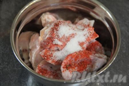 Крылышки, разрезанные на 2 части, промыть, обсушить, выложить в глубокую миску.  Добавить к крыльям соль и специи (я использовала специи для курицы и паприку), перемешать и оставить при комнатной температуре минут на 30.