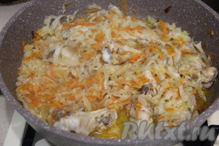 Если хотите чтобы блюдо получилось более сочным, тогда в сковороду с капустой и куриными крылышками влейте 50 миллилитров воды. Дать воде закипеть и тушить капусту с крыльями на небольшом огне под крышкой минут 20-25 (до мягкости капусты), периодически перемешивая. 