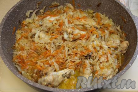 В конце тушения посолить блюдо, добавить специи по вкусу.