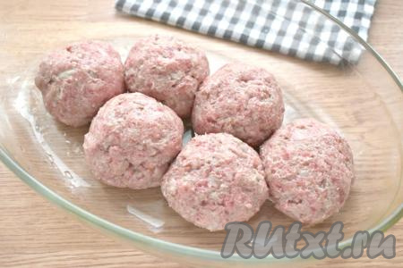 Из получившегося фарша формируем котлеты (у меня получилось 6 штук). Дно объёмной формы для запекания смазываем растительным маслом. В подготовленную форму выкладываем сформированные котлеты.