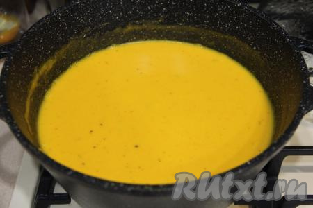 Прогреть тыквенный крем-суп, сваренный на курином бульоне со сливками, на среднем огне, помешивая. Суп должен хорошо прогреться, но он не должен закипеть. 