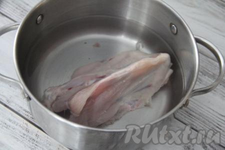 Куриное мясо на кости вымыть, выложить в кастрюлю, залить 1 литром воды, поставить на огонь. Как только бульон закипит, снять пенку и варить на небольшом огне минут 30. 