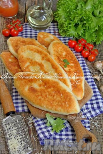Готовые жареные пирожки с сыром переложить со сковороды на тарелку. Постепенно пожарить все пироги и подать к столу. Дрожжевое тесто в этой выпечке получается мягким, нежным, оно прекрасно сочетается с сырной начинкой. Уверена, такие пирожки многим придутся по вкусу!