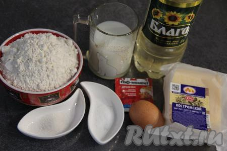 Подготовить продукты для приготовления жареных пирожков с сыром из дрожжевого теста на сковороде. 