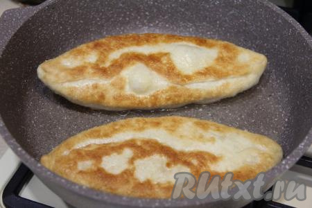 Жарить пирожки с сыром на среднем огне с двух сторон до золотистого цвета дрожжевого теста.