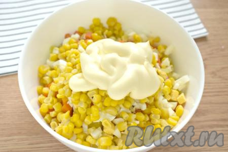 Салат "Оливье" с кукурузой заправляем майонезом. Вместо майонеза можно использовать сметану.