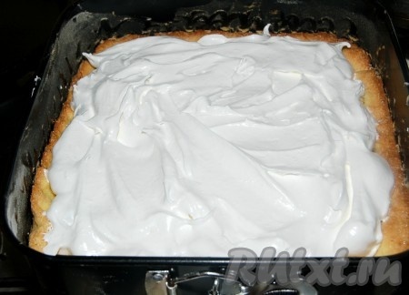 Пока пирог печется можно подготовить верхний слой начинки. Для этого взбить белки с сахаром до состояния плотной пены и выложить полученную белковую массу на пирог.
