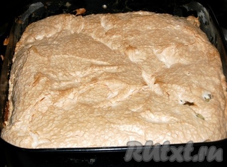 Отправить летний пирог с ревенем снова в духовку. Через 30 минут пирог будет готов и его можно вынимать  из духовки.
