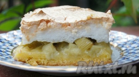 Пирог с ревенем получается очень вкусным, нежным, сочным, одним словом, это настоящий рецепт летнего пирога!
