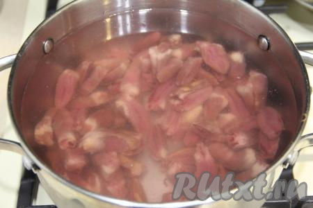 Выложить подготовленные куриные сердечки в кастрюлю, залить 2 литрами воды, поставить на достаточно сильный огонь. После закипания, убрав пену с поверхности бульона, варить куриные сердечки 30 минут на небольшом огне.