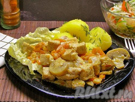 Свинина с шампиньонами в сметане на сковороде