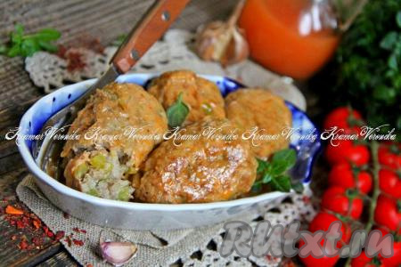 Вкусные, нежные, ароматные ленивые перцы, приготовленные с рисом и фаршем, разложить со сковороды по тарелкам, полить томатно-сметанным соусом и подать к столу, дополнив гарниром на ваш выбор.