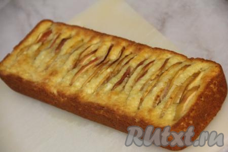 Выпекать кекс с творогом и яблоками минут 40. Готовность проверить, проколов тесто сухой деревянной шпажкой, если после прокалывания кекса шпажка останется сухой, значит нужно доставать эту выпечку из духовки. Готовый творожный кекс с яблоками достать из духовки, слегка остудить в форме, а затем, вынув его из формы, оставить остывать на решётке. 