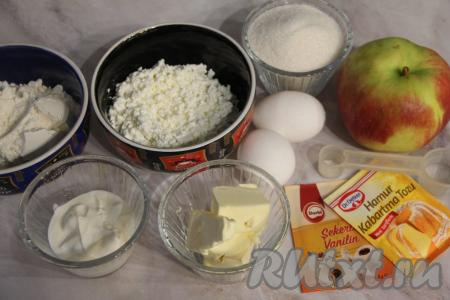 Подготовить продукты для приготовления кекса с творогом и яблоками. Вымыть яблоко.