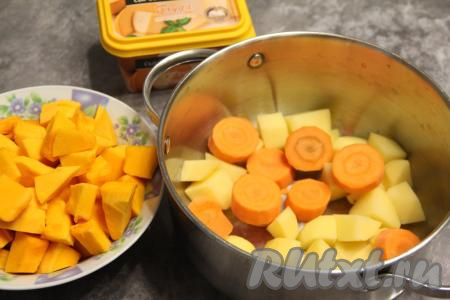 Картошку и морковь нарезать на средние дольки и поместить в кастрюлю, в которой будете варить суп. Тыкву очистить от кожуры, семечек и волокон. 500 грамм очищенной тыквы нарезать на кубики среднего размера.