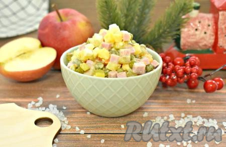"Оливье" с яблоком и колбасой