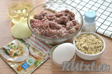Подготовим продукты для приготовления котлет с фаршем и овсяными хлопьями. Мясной фарш для формирования котлет можно взять покупной или приготовить в домашних условиях, пропустив кусочки мяса (у меня - говядина и свинина) через мясорубку. Очищаем половину луковицы.