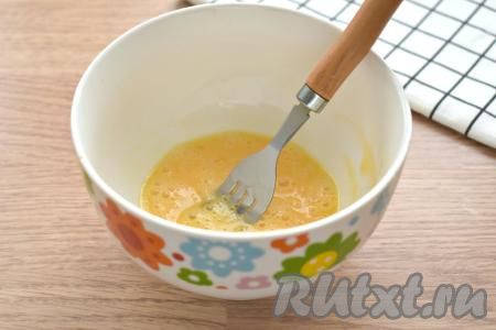 В небольшую миску разбиваем сырое куриное яйцо и взбиваем его вилкой.