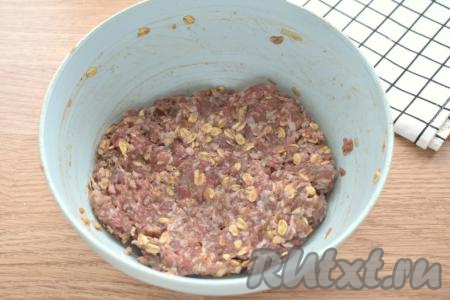 Тщательно перемешиваем получившийся мясной фарш.