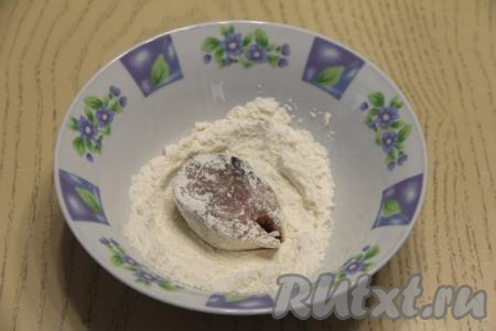 Каждый кусочек скумбрии обвалять в муке.