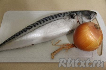 Подготовить продукты для приготовления скумбрии, жаренной на сковороде. Если скумбрия заморожена, тогда её нужно предварительно разморозить при комнатной температуре.